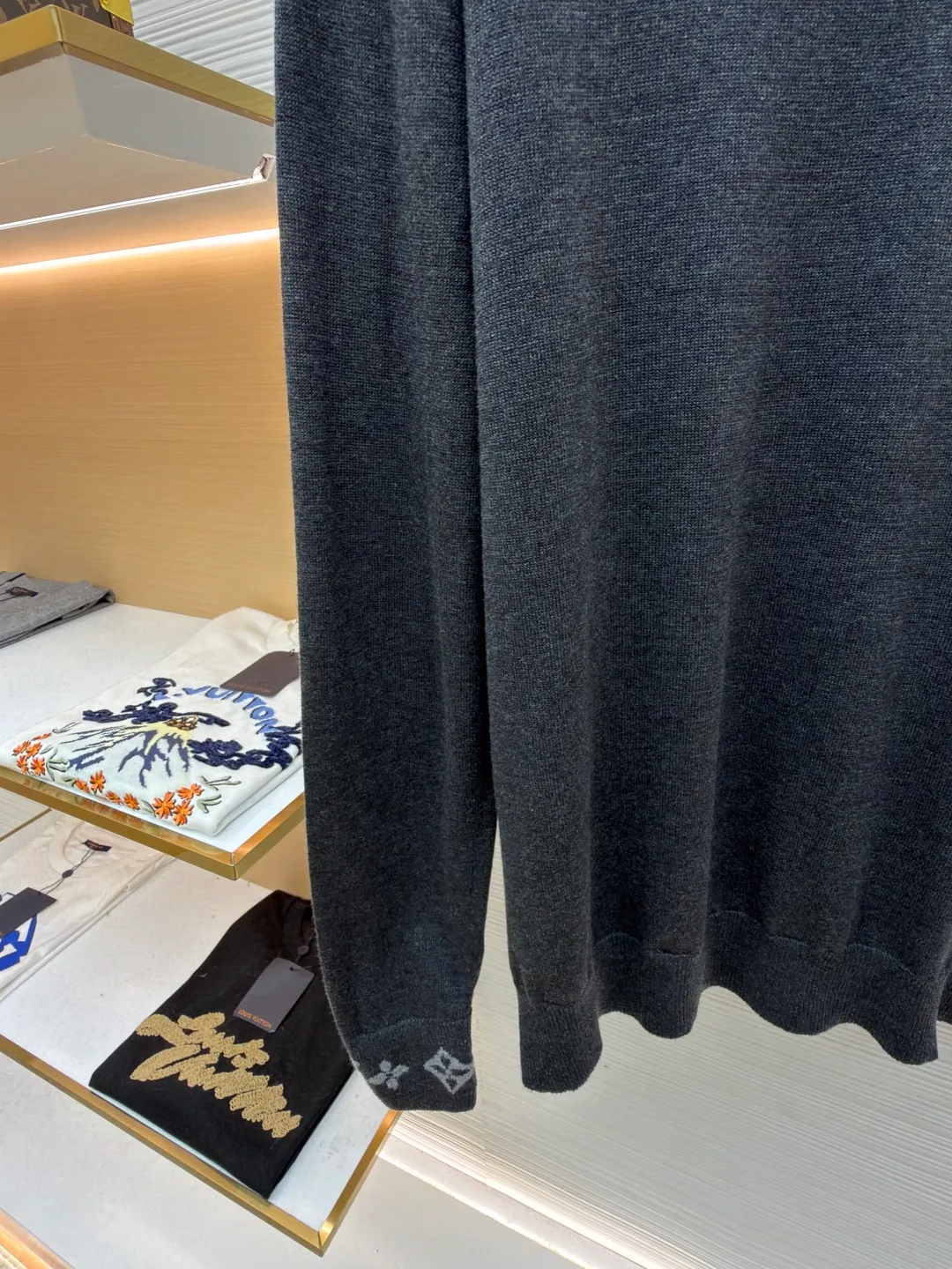 LOUIS VUITTON cuff jacquard cashmere sweater ●Original version: Purchased and developed for 15100 ●Item number: 1681848-A75 ●Fabric: wool blended fabric ●Technology: jacquard knitting ●Color: gray ●Type: fitted version ●Weight: about 370 grams ●Size: S-M-L-XL ●Description: Made of 55% cashmere fabric with 45% cotton. The fabric is soft and comfortable and does not cling to the upper body. The three-dimensional and stylish version can be worn outside or as a base layer. The fabric is washed frequently to fix the pattern and color. The jacquard is made of professional point jacquard on wool looms imported from Germany, and is reproduced from the original 1:1 scanned pattern. This round-neck pullover is made of soft cashmere in trendy tones and features Monogram elements on the ribbed knitted cuffs. It goes well with a variety of looks. The overall wiring is straight and delicate, the fabric is comfortable and soft, and the color is consistent without color difference. It can be matched with the same style to create a fashionable look and control various occasions. Customized accessories, complete with three standards, same style for men and women!